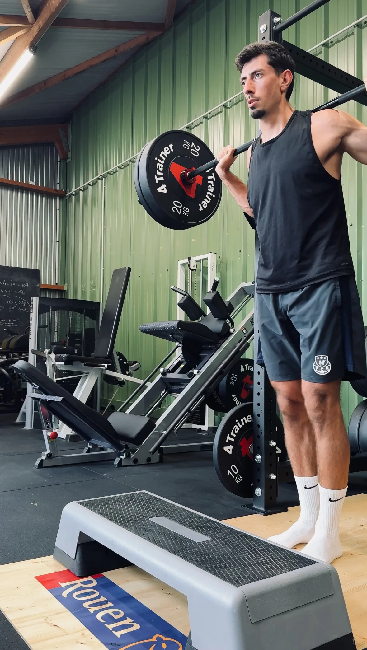 Yoann Baldo en séance de renforcement musculaire avec barre olympique