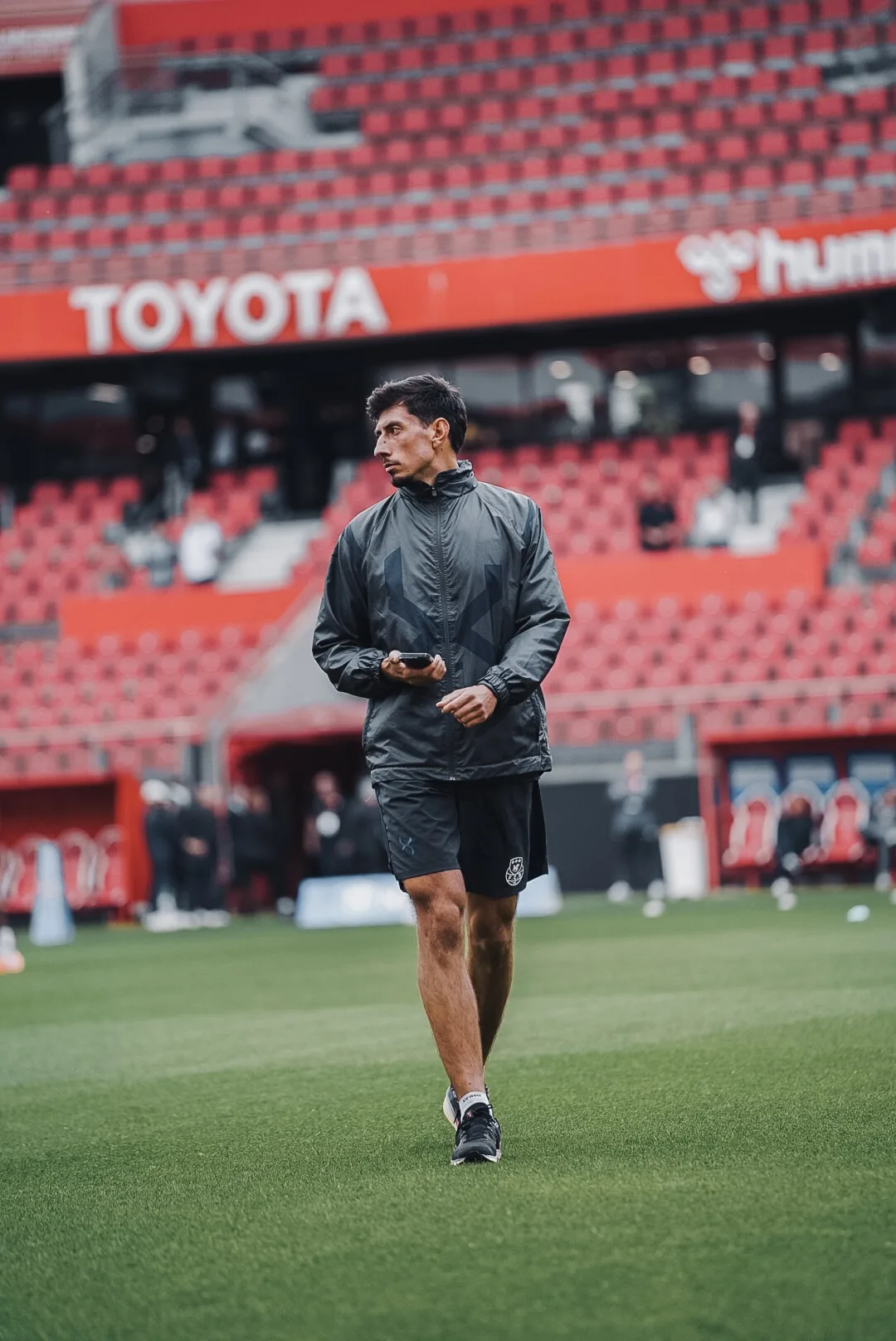 Yoann Baldo sur la pelouse d'un stade de football professionnel en Normandie